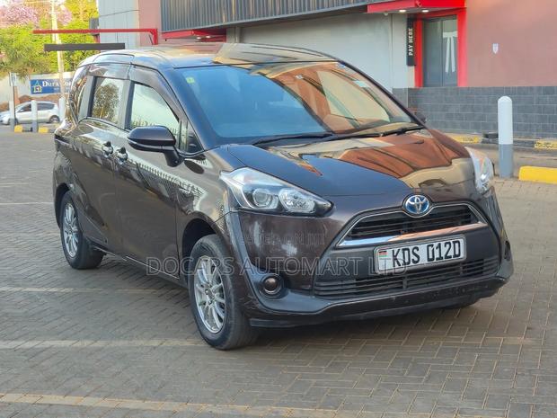 Toyota Sienta 1.5 Hybrid FWD (6-seater) 2017 Brown