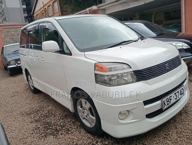 Toyota Voxy X 2WD 8-Seater 2001 White
