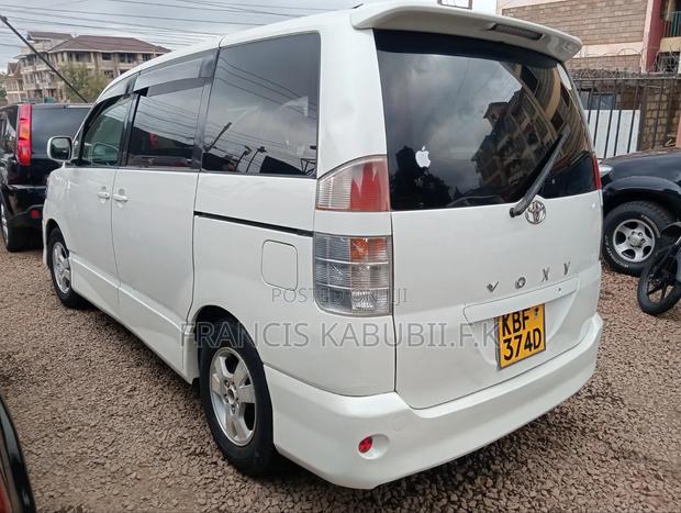 Toyota Voxy X 2WD 8-Seater 2001 White
