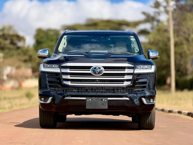 Toyota Land Cruiser LC300 2023 Black