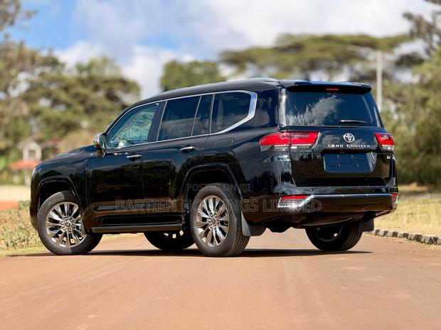 Toyota Land Cruiser LC300 2023 Black