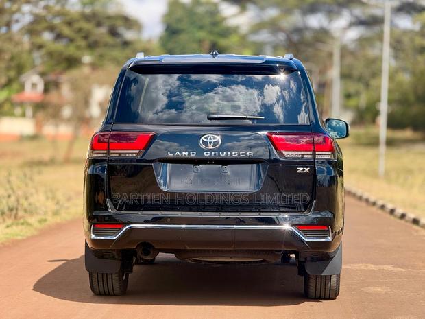 Toyota Land Cruiser LC300 2023 Black