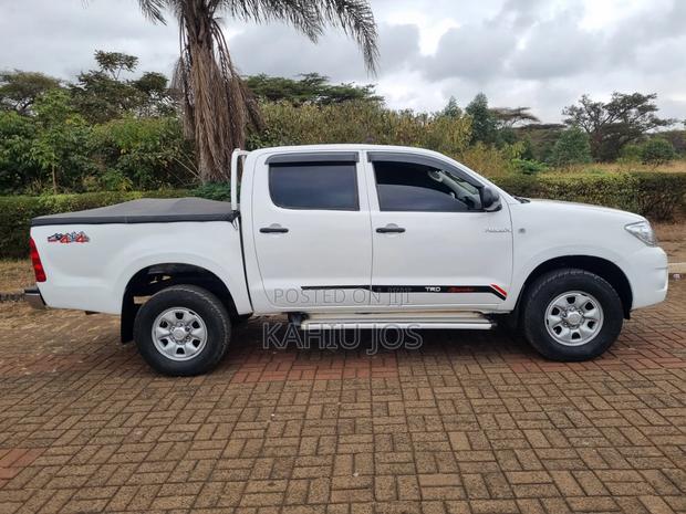 Toyota Hilux 2010 White