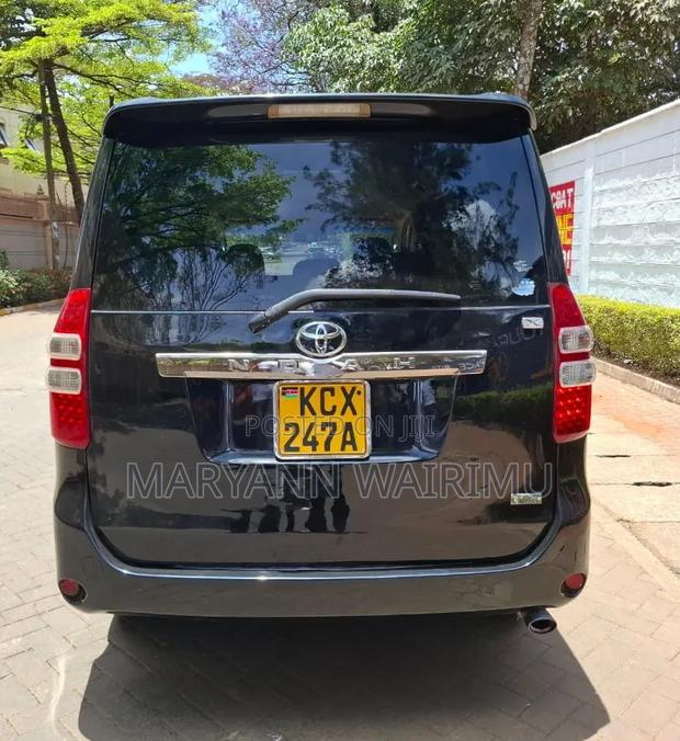 Toyota Noah 2.0 143hp FWD (8 Seater) 2012 Black