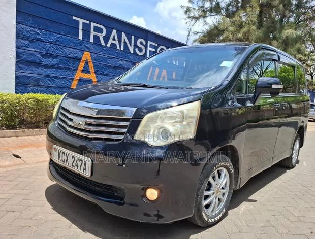 Toyota Noah 2.0 143hp FWD (8 Seater) 2012 Black