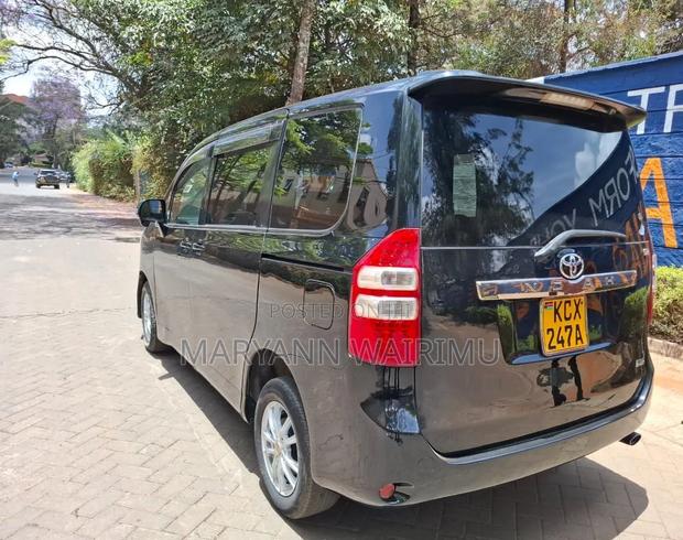 Toyota Noah 2.0 143hp FWD (8 Seater) 2012 Black