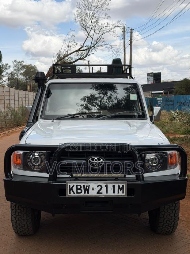 Toyota Land Cruiser 76 Series 2012