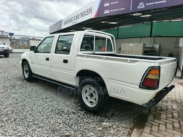 Isuzu Tougher 2001 White