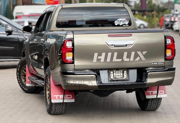 Toyota Hilux 2023 Green