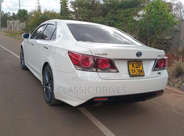 Toyota Crown 2017 White