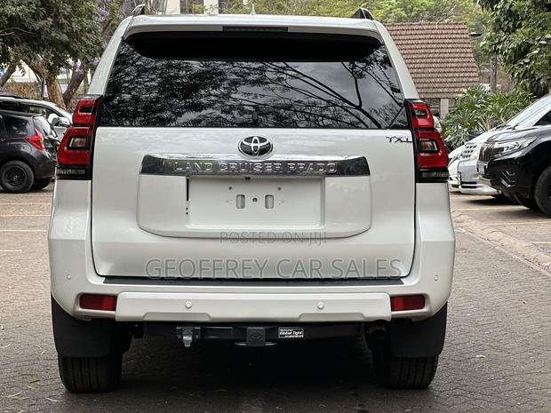Toyota Land Cruiser Prado 2.8 2022 White