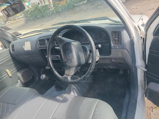 Toyota Hilux 2.5 Cab 2005 White