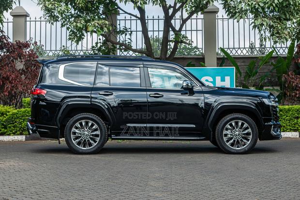 Toyota Land Cruiser LC300 2023 Black