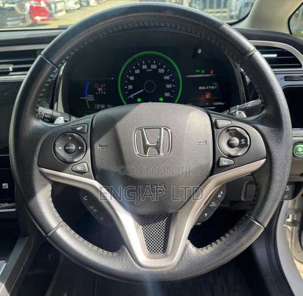 Honda Fit Shuttle 1.5 Hybrid 2WD 2019 Pearl