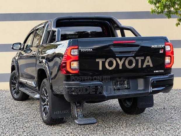 Toyota Hilux 2021 Matt Black
