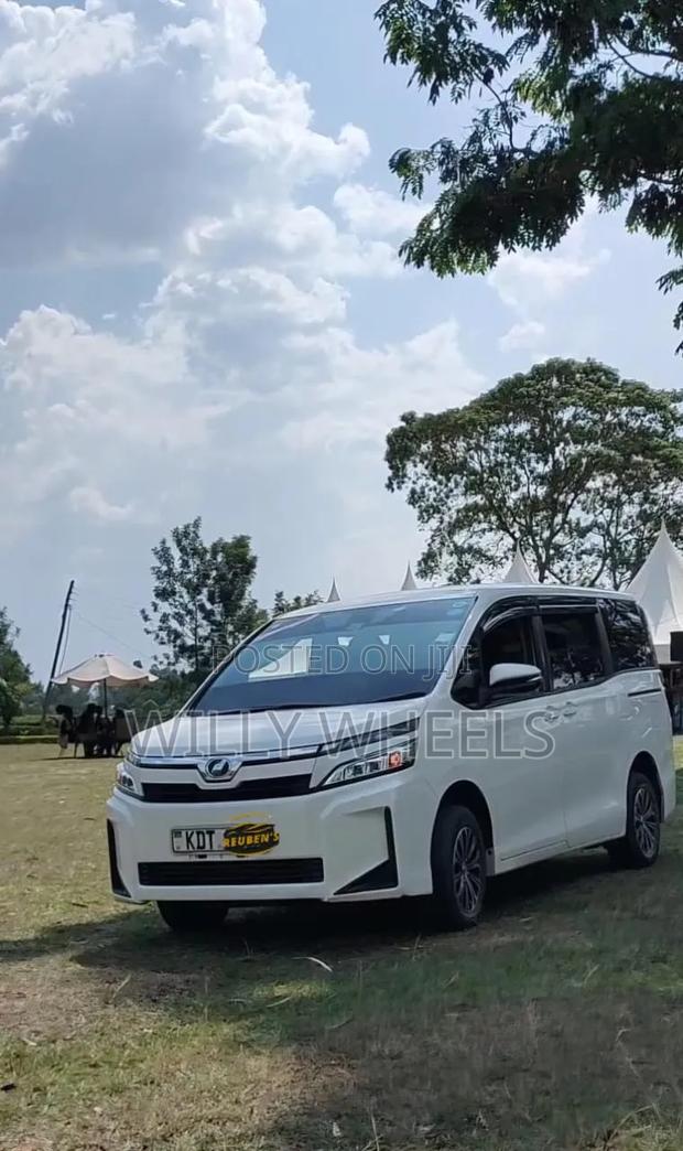 Toyota Voxy V 2WD 7-Seater 2018 White