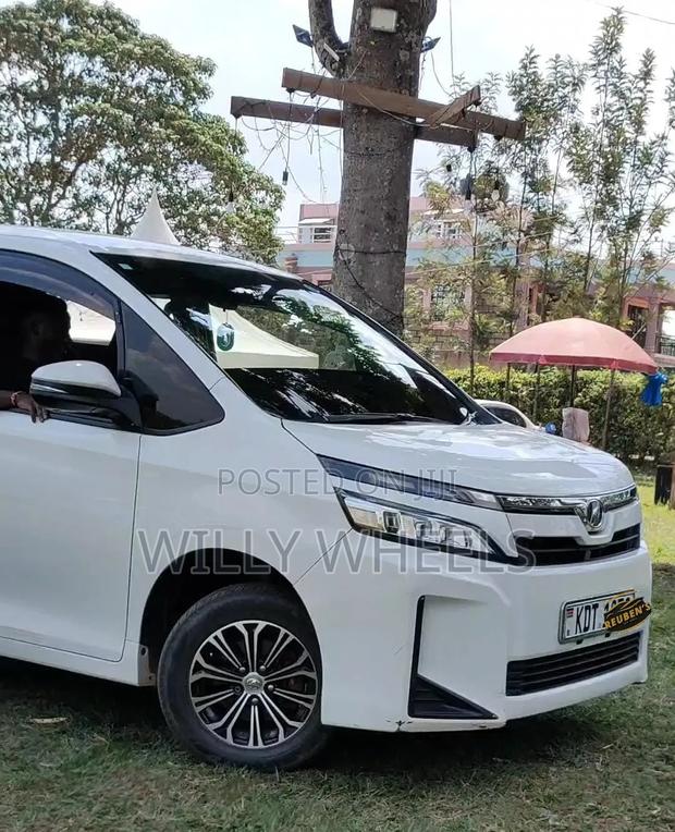 Toyota Voxy V 2WD 7-Seater 2018 White
