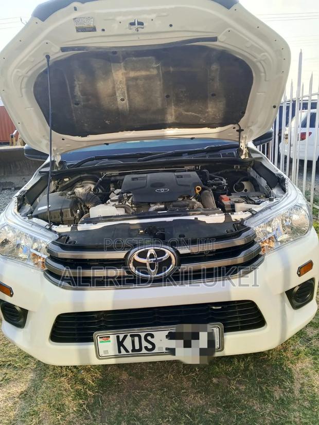 Toyota Hilux 2025 White