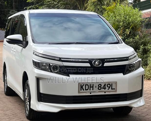 Toyota Voxy V 2WD 7-Seater 2016 White