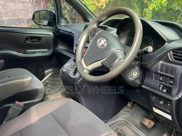 Toyota Voxy V 2WD 7-Seater 2016 White