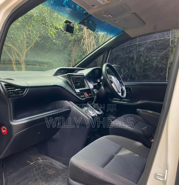 Toyota Voxy V 2WD 7-Seater 2016 White