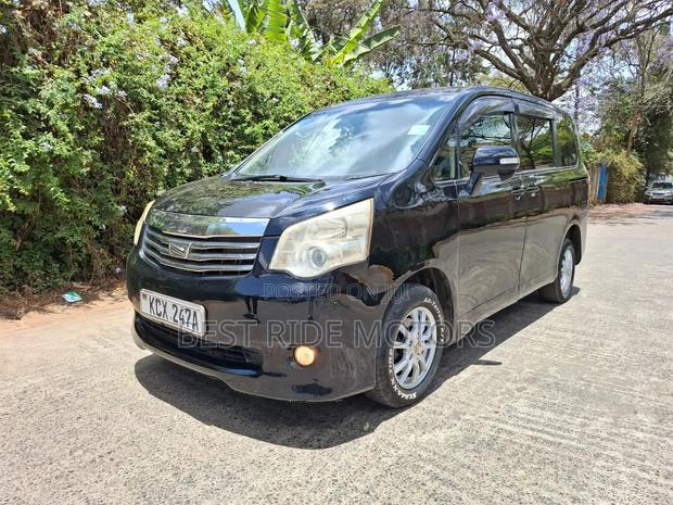 Toyota Noah 2.0 158hp FWD (8 Seater) 2012 Black