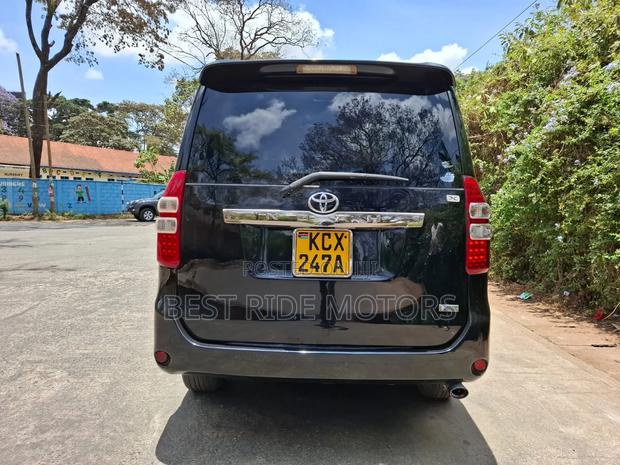 Toyota Noah 2.0 158hp FWD (8 Seater) 2012 Black