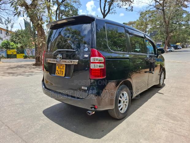 Toyota Noah 2.0 158hp FWD (8 Seater) 2012 Black