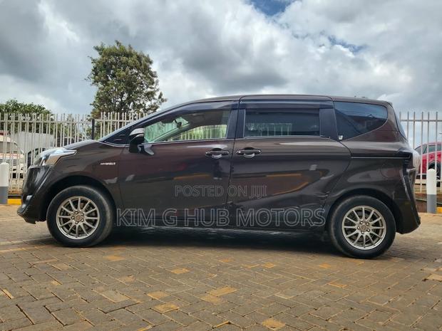 Toyota Sienta 1.5 Hybrid FWD (6-seater) 2017 Pink