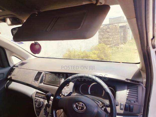 Toyota ISIS 2007 White