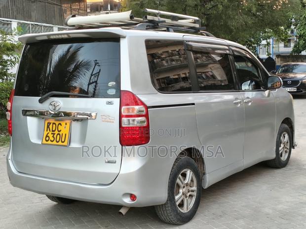 Toyota Noah 2013 Silver
