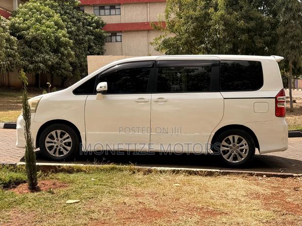 Toyota Noah 2011 White