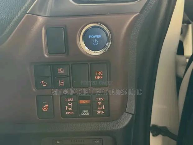 Toyota Esquire 2020 Off white