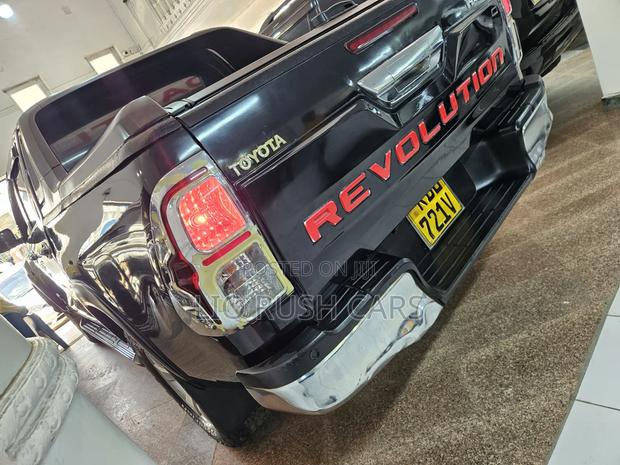 Toyota Hilux 2016 Black