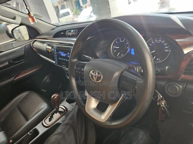 Toyota Hilux 2016 Black