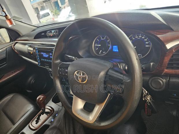 Toyota Hilux 2016 Black