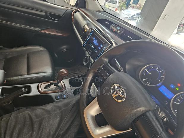 Toyota Hilux 2016 Black
