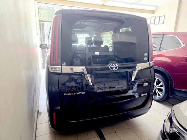 Toyota Esquire 1.8 FWD Hybrid (7 seater) 2019 Black