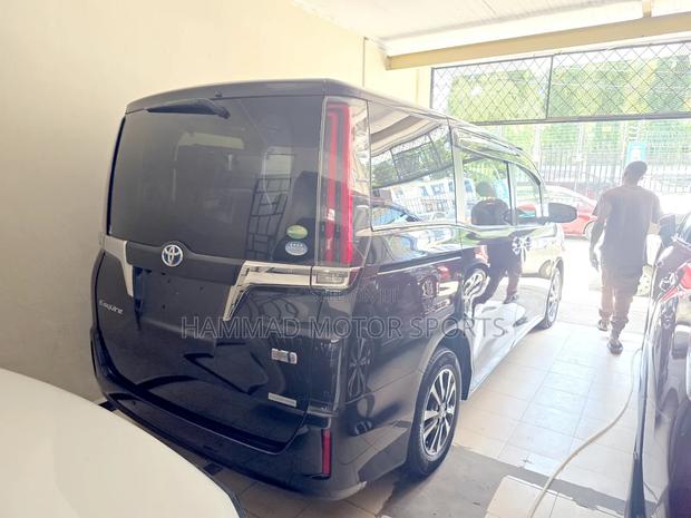 Toyota Esquire 1.8 FWD Hybrid (7 seater) 2019 Black
