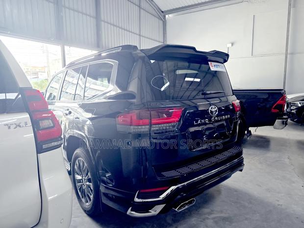 Toyota Land Cruiser LC300 2023 Black