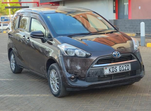 Toyota Sienta 2017 Brown