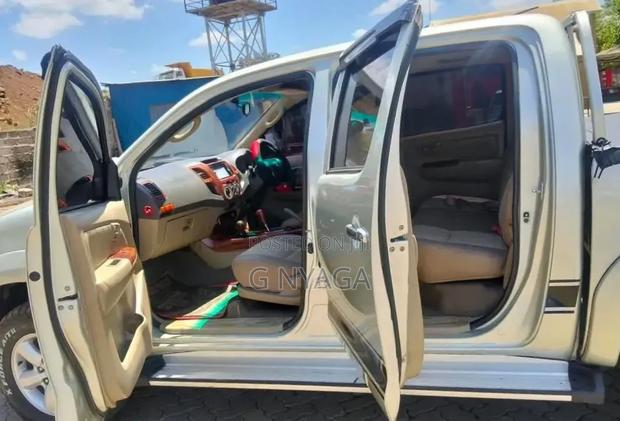 Toyota Hilux 2010 Gray