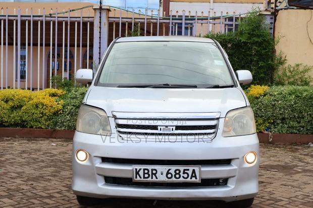 Toyota Noah 2005 Silver