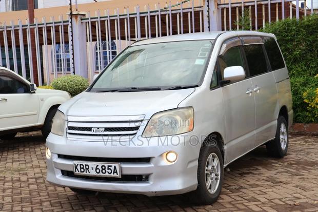 Toyota Noah 2005 Silver