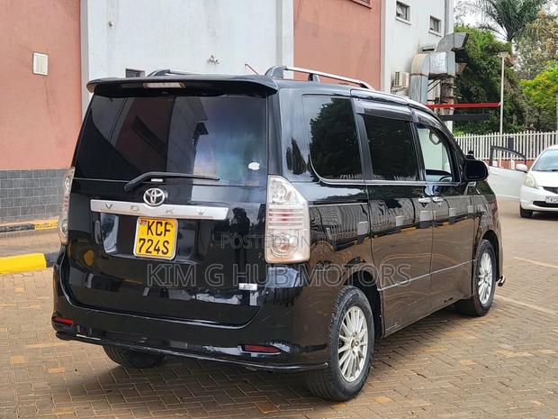 Toyota Noah 2.0 158hp FWD (8 Seater) 2008 Black