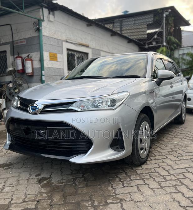 Toyota Corolla Fielder 1.5 Hybrid FWD 2018 Silver