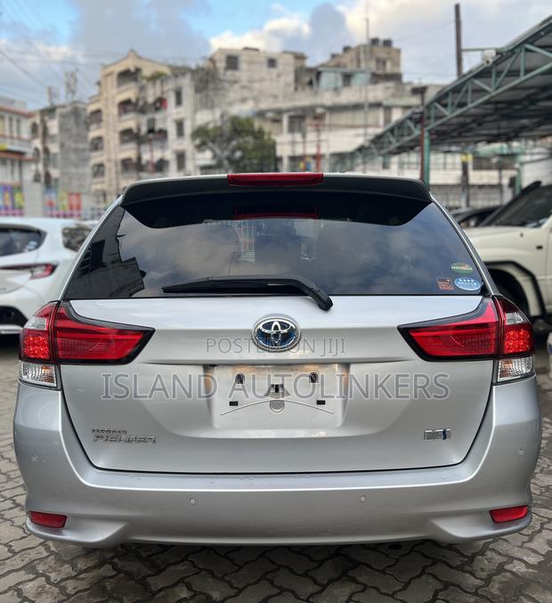 Toyota Corolla Fielder 1.5 Hybrid FWD 2018 Silver