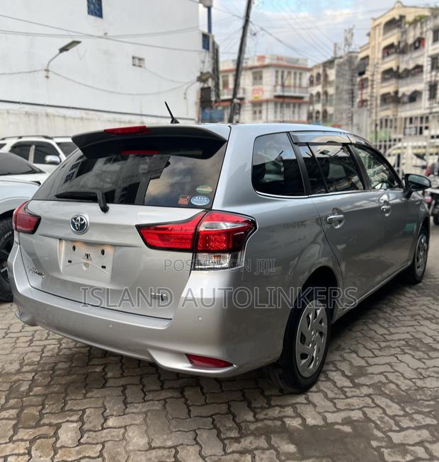 Toyota Corolla Fielder 1.5 Hybrid FWD 2018 Silver