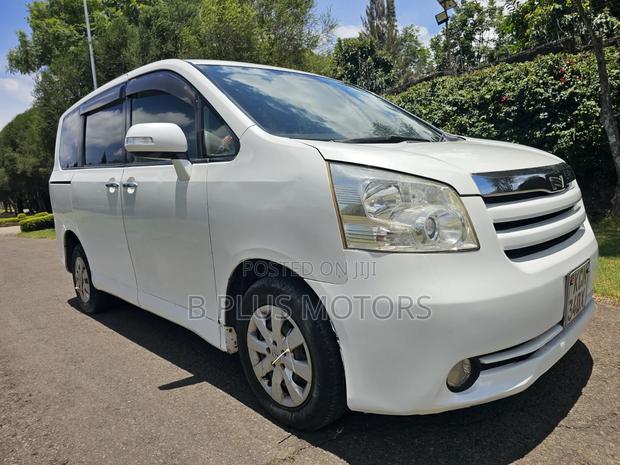 Toyota Noah 2.0 143hp FWD (8 Seater) 2010 White