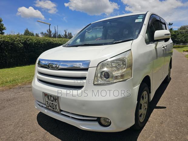 Toyota Noah 2.0 143hp FWD (8 Seater) 2010 White